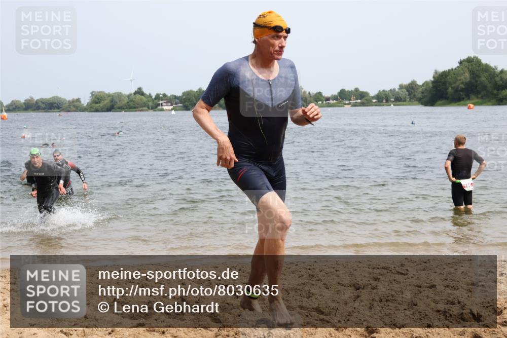 15.06.2025 - 27. Vierlanden-Triathlon Lena Gebhardt http://msf.ph/oto/8030635 15.06.2025 11:08:21 Schwimmen 750, 797, 820, 828, 835, 836, 845, 847 meine-sportfotos.de