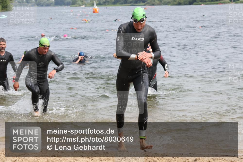 15.06.2025 - 27. Vierlanden-Triathlon Lena Gebhardt http://msf.ph/oto/8030649 15.06.2025 11:08:23 Schwimmen 750, 797, 820, 828, 835, 836, 845, 847 meine-sportfotos.de
