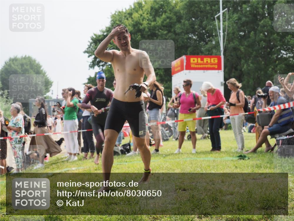 15.06.2025 - 27. Vierlanden-Triathlon KatJ http://msf.ph/oto/8030650 15.06.2025 11:08:09 Schwimmen 782, 794, 799, 830 meine-sportfotos.de