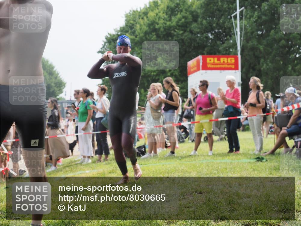 15.06.2025 - 27. Vierlanden-Triathlon KatJ http://msf.ph/oto/8030665 15.06.2025 11:08:11 Schwimmen 782, 794, 799, 828, 830 meine-sportfotos.de