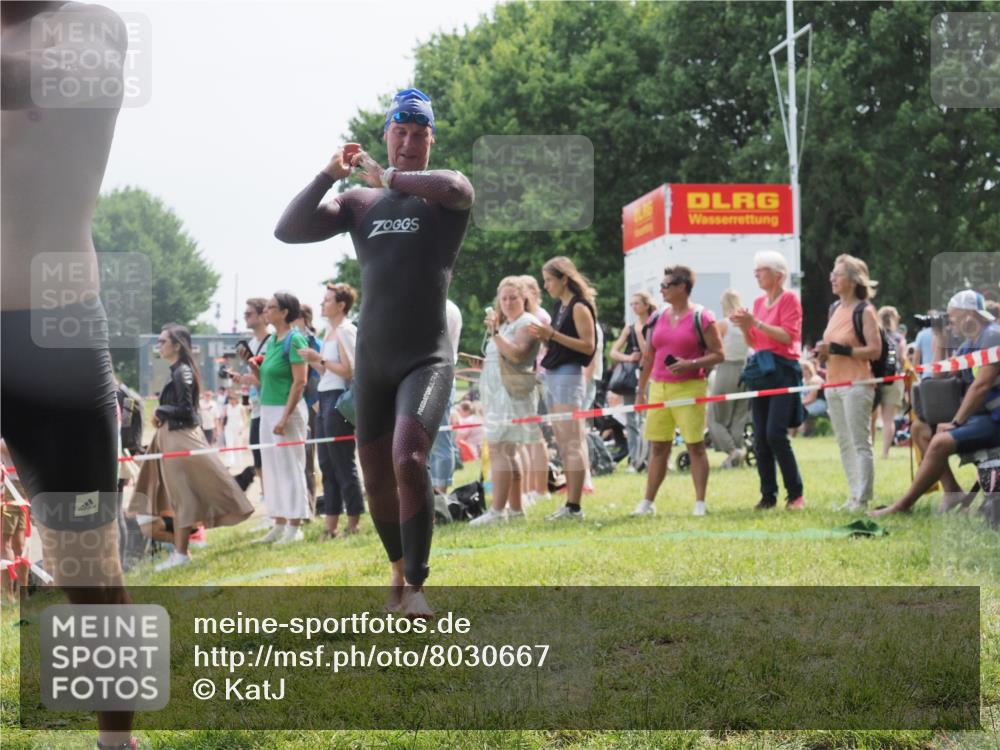 15.06.2025 - 27. Vierlanden-Triathlon KatJ http://msf.ph/oto/8030667 15.06.2025 11:08:11 Schwimmen 782, 794, 799, 828, 830 meine-sportfotos.de