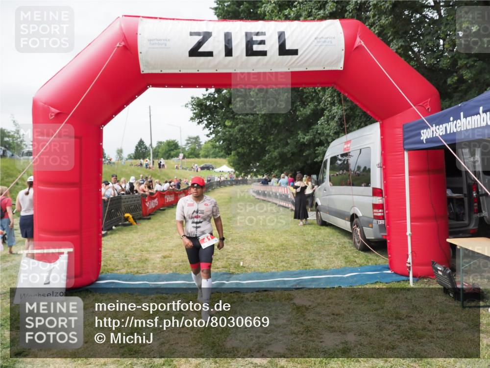 21.06.2025 - 27. Vierlanden-Triathlon MichiJ http://msf.ph/oto/8030669 15.06.2026 12:39:22 Ziel 41 meine-sportfotos.de