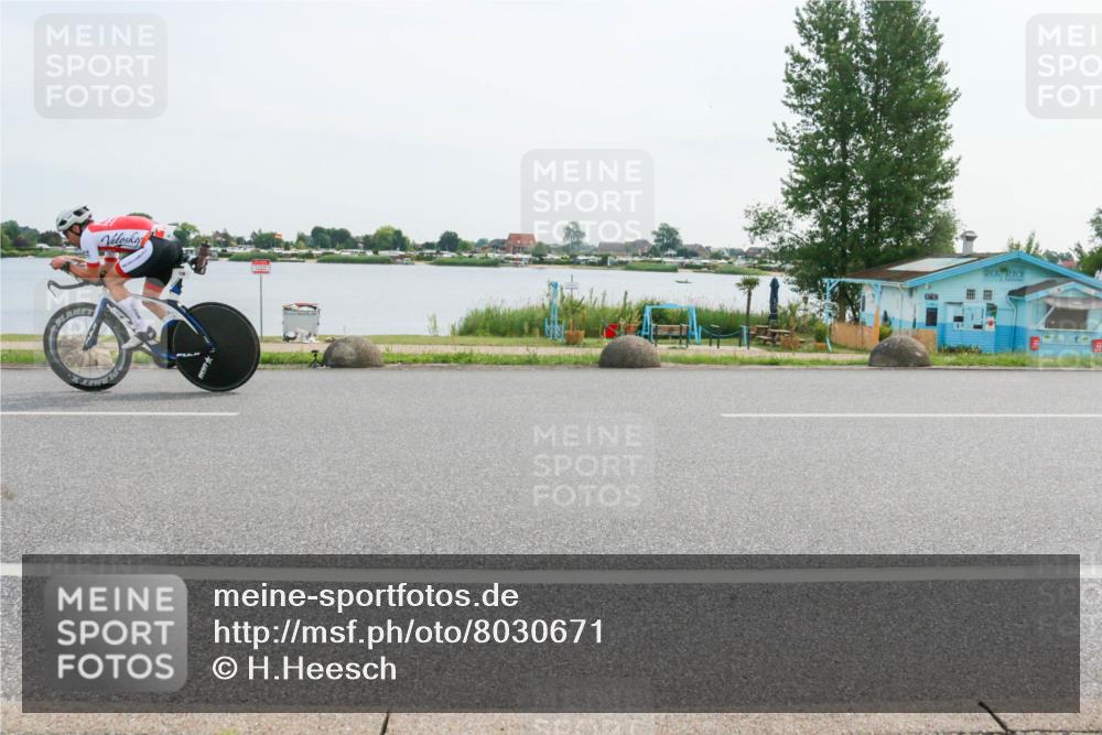 15.06.2025 - 27. Vierlanden-Triathlon H.Heesch http://msf.ph/oto/8030671 15.06.2025 10:34:38 Radfahren 104, 205 meine-sportfotos.de
