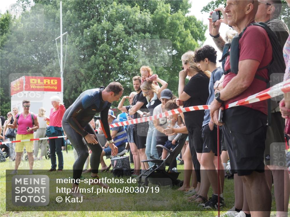 15.06.2025 - 27. Vierlanden-Triathlon KatJ http://msf.ph/oto/8030719 15.06.2025 11:08:19 Schwimmen 782, 797, 828, 845, 847 meine-sportfotos.de