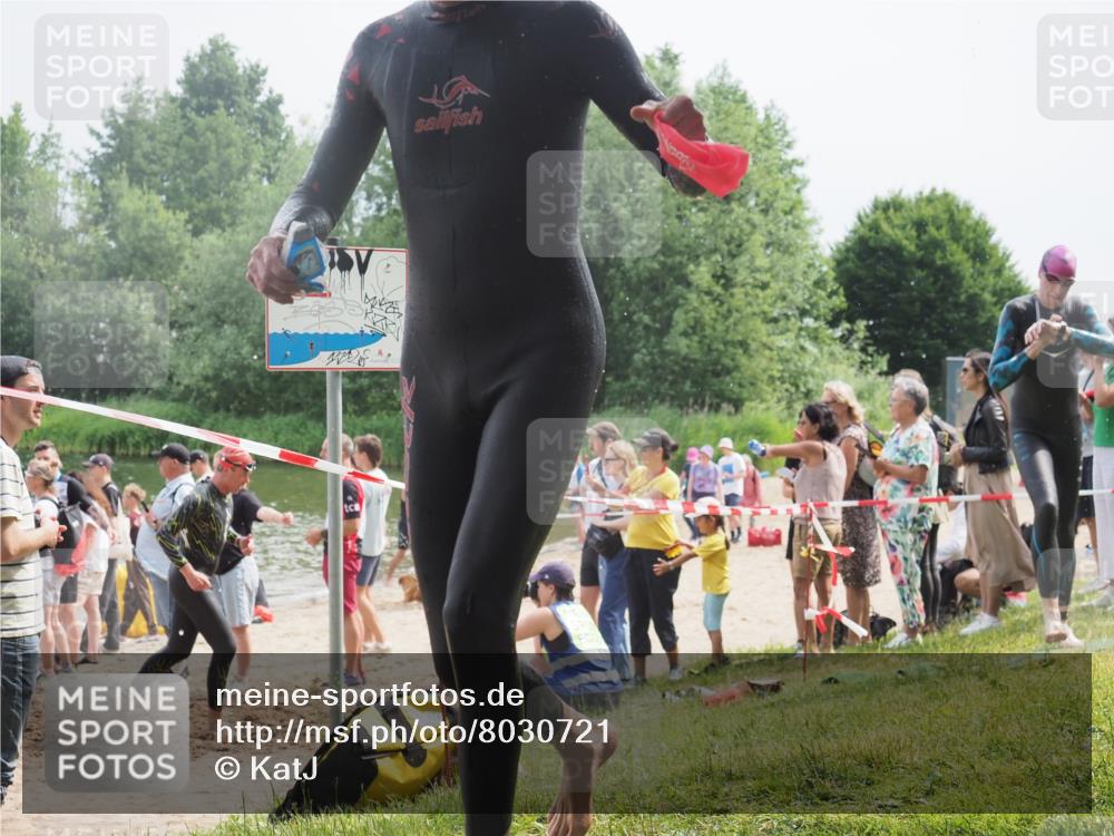 15.06.2025 - 27. Vierlanden-Triathlon KatJ http://msf.ph/oto/8030721 15.06.2025 11:08:20 Schwimmen 782, 797, 828, 845, 847 meine-sportfotos.de