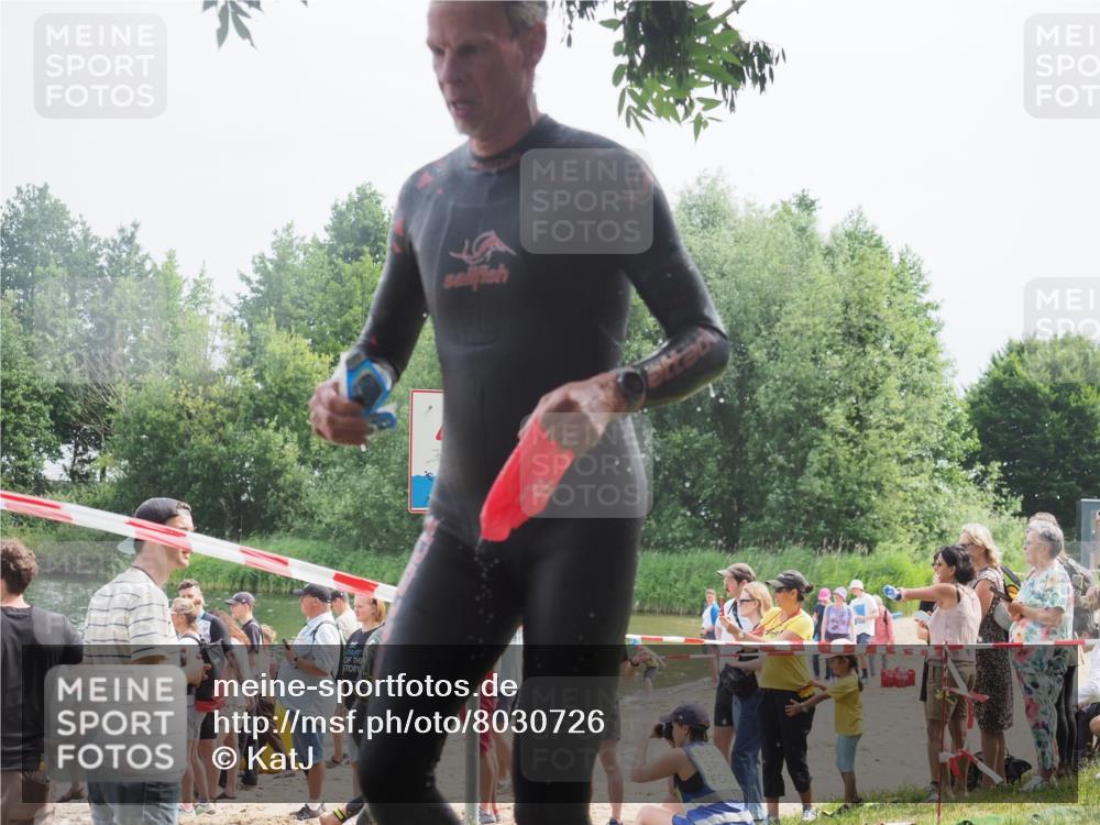 15.06.2025 - 27. Vierlanden-Triathlon KatJ http://msf.ph/oto/8030726 15.06.2025 11:08:20 Schwimmen 782, 797, 828, 845, 847 meine-sportfotos.de