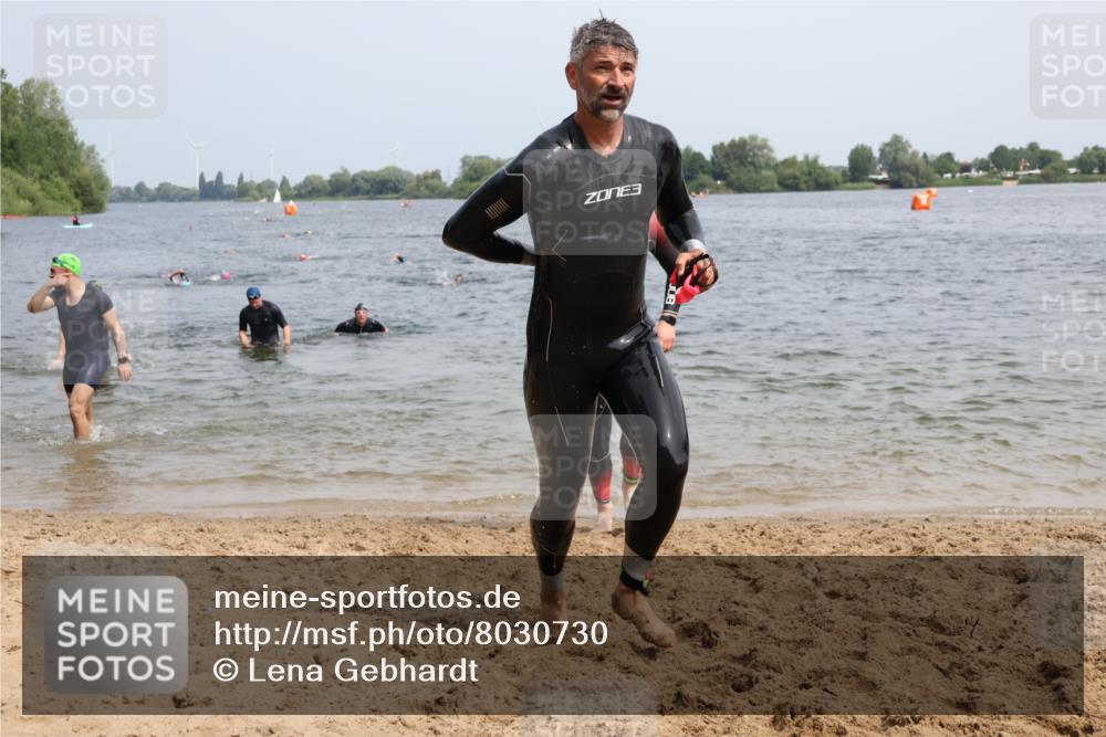 15.06.2025 - 27. Vierlanden-Triathlon Lena Gebhardt http://msf.ph/oto/8030730 15.06.2025 11:08:29 Schwimmen 703, 719, 750, 820, 835, 836, 845, 847, 863 meine-sportfotos.de