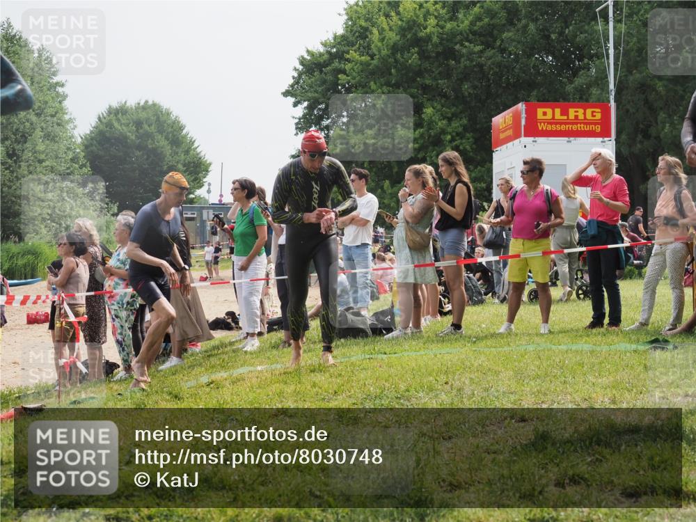 15.06.2025 - 27. Vierlanden-Triathlon KatJ http://msf.ph/oto/8030748 15.06.2025 11:08:24 Schwimmen 797, 828, 835, 845, 847 meine-sportfotos.de