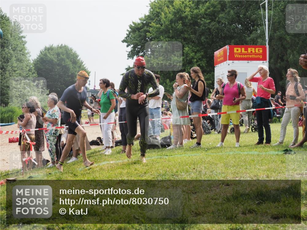 15.06.2025 - 27. Vierlanden-Triathlon KatJ http://msf.ph/oto/8030750 15.06.2025 11:08:24 Schwimmen 797, 828, 835, 845, 847 meine-sportfotos.de