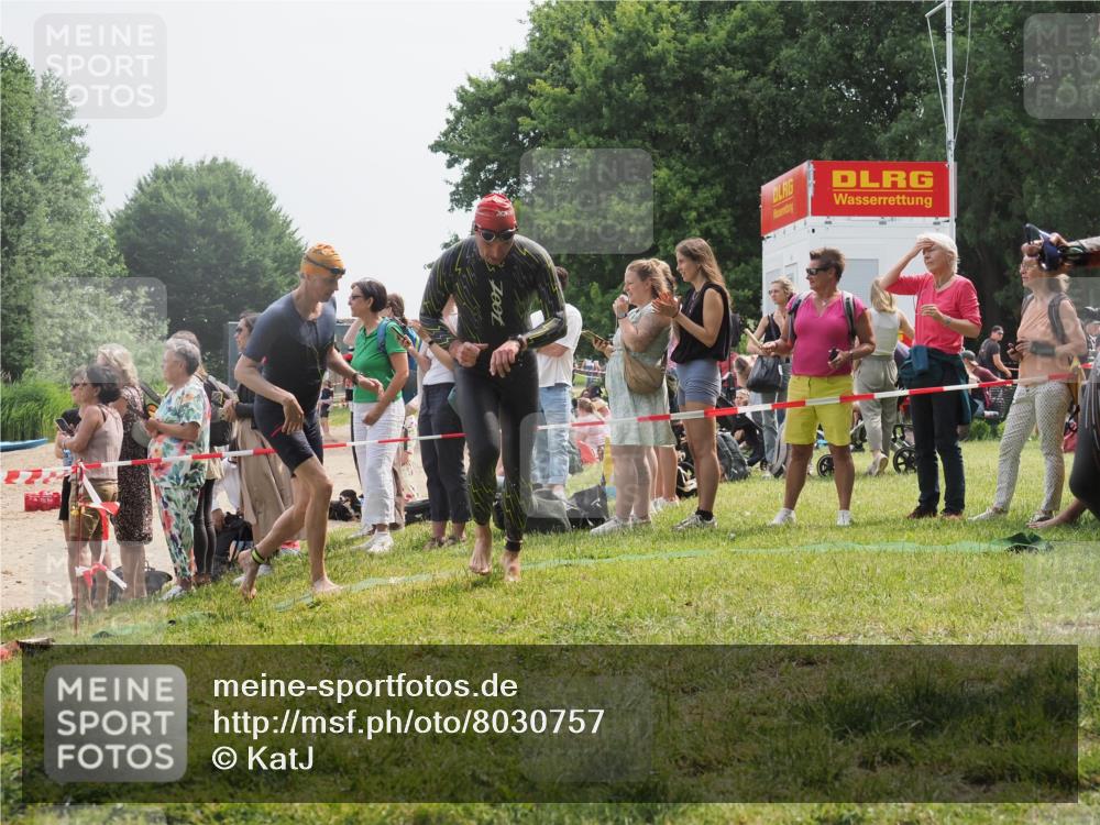 15.06.2025 - 27. Vierlanden-Triathlon KatJ http://msf.ph/oto/8030757 15.06.2025 11:08:24 Schwimmen 797, 828, 835, 845, 847 meine-sportfotos.de