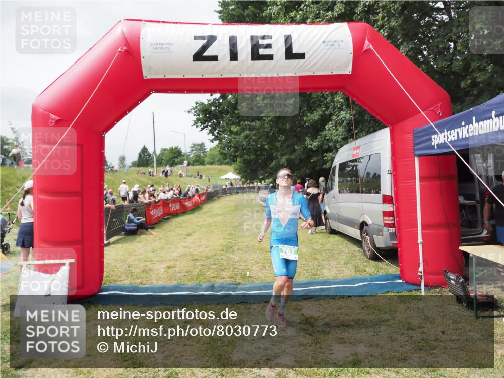 21.06.2025 - 27. Vierlanden-Triathlon MichiJ http://msf.ph/oto/8030773 15.06.2026 12:39:55 Ziel 767 meine-sportfotos.de