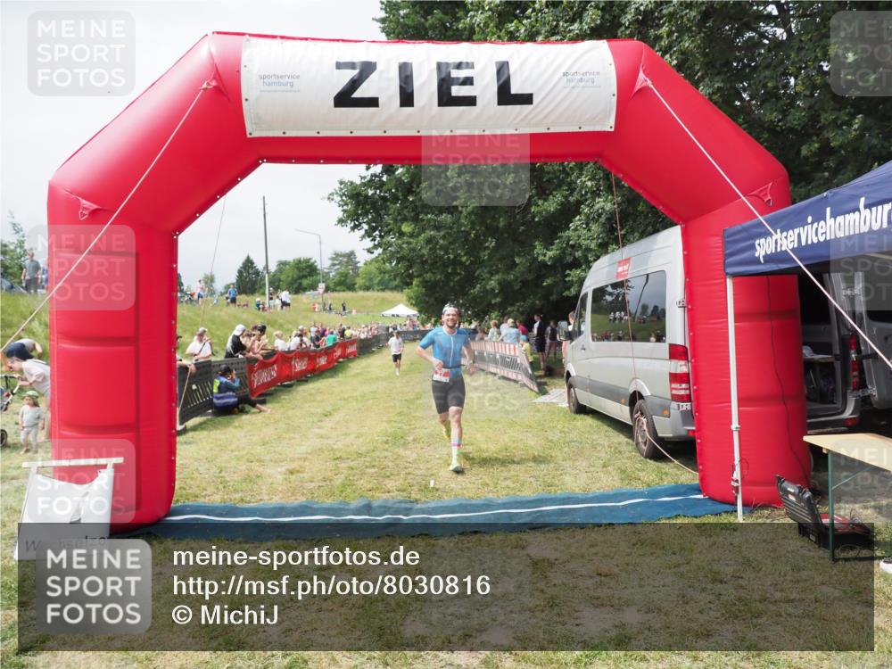 21.06.2025 - 27. Vierlanden-Triathlon MichiJ http://msf.ph/oto/8030816 15.06.2026 12:41:33 Ziel 27 meine-sportfotos.de