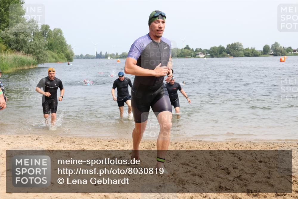 15.06.2025 - 27. Vierlanden-Triathlon Lena Gebhardt http://msf.ph/oto/8030819 15.06.2025 11:08:39 Schwimmen 671, 703, 719, 720, 750, 820, 852, 863 meine-sportfotos.de