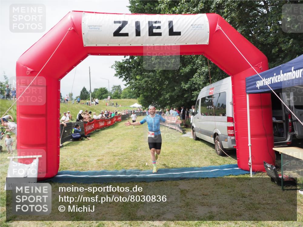 21.06.2025 - 27. Vierlanden-Triathlon MichiJ http://msf.ph/oto/8030836 15.06.2026 12:41:33 Ziel 27 meine-sportfotos.de