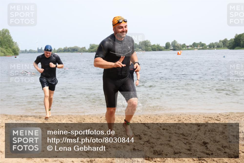 15.06.2025 - 27. Vierlanden-Triathlon Lena Gebhardt http://msf.ph/oto/8030844 15.06.2025 11:08:42 Schwimmen 671, 703, 719, 720, 852, 863 meine-sportfotos.de