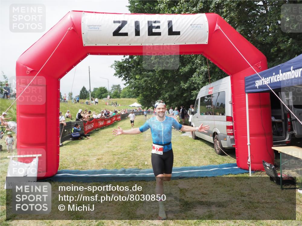 21.06.2025 - 27. Vierlanden-Triathlon MichiJ http://msf.ph/oto/8030850 15.06.2026 12:41:34 Ziel 20, 27 meine-sportfotos.de