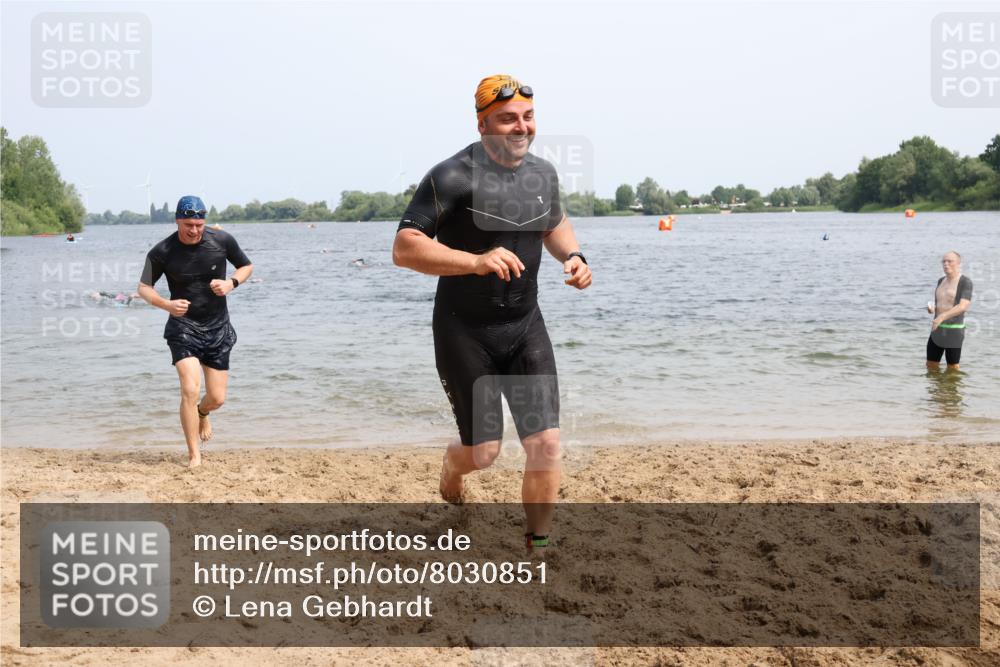 15.06.2025 - 27. Vierlanden-Triathlon Lena Gebhardt http://msf.ph/oto/8030851 15.06.2025 11:08:42 Schwimmen 671, 703, 719, 720, 852, 863 meine-sportfotos.de