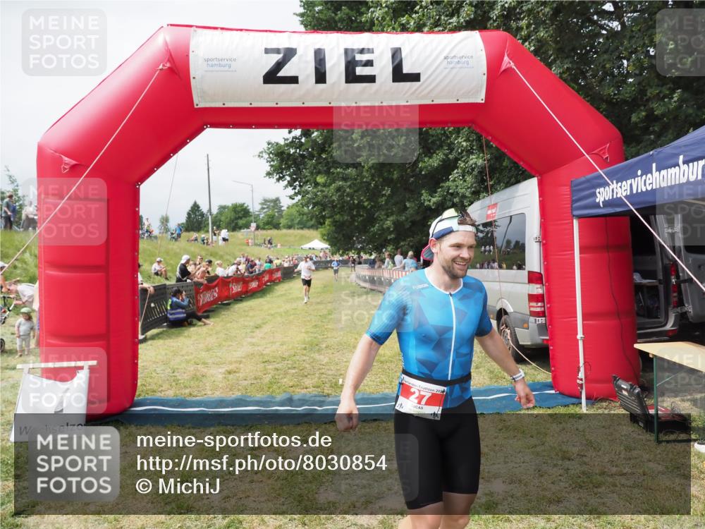 21.06.2025 - 27. Vierlanden-Triathlon MichiJ http://msf.ph/oto/8030854 15.06.2026 12:41:35 Ziel 20, 27 meine-sportfotos.de