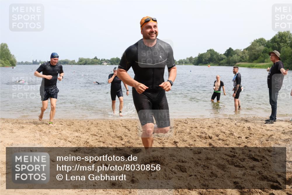 15.06.2025 - 27. Vierlanden-Triathlon Lena Gebhardt http://msf.ph/oto/8030856 15.06.2025 11:08:43 Schwimmen 671, 703, 719, 720, 852, 863 meine-sportfotos.de
