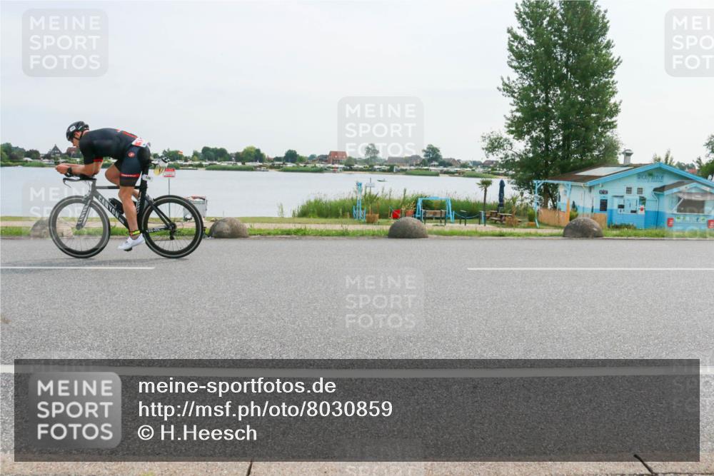15.06.2025 - 27. Vierlanden-Triathlon H.Heesch http://msf.ph/oto/8030859 15.06.2025 10:35:05 Radfahren 45, 128, 137, 316 meine-sportfotos.de