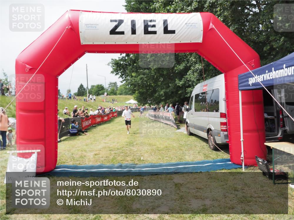 21.06.2025 - 27. Vierlanden-Triathlon MichiJ http://msf.ph/oto/8030890 15.06.2026 12:41:36 Ziel 20, 27 meine-sportfotos.de