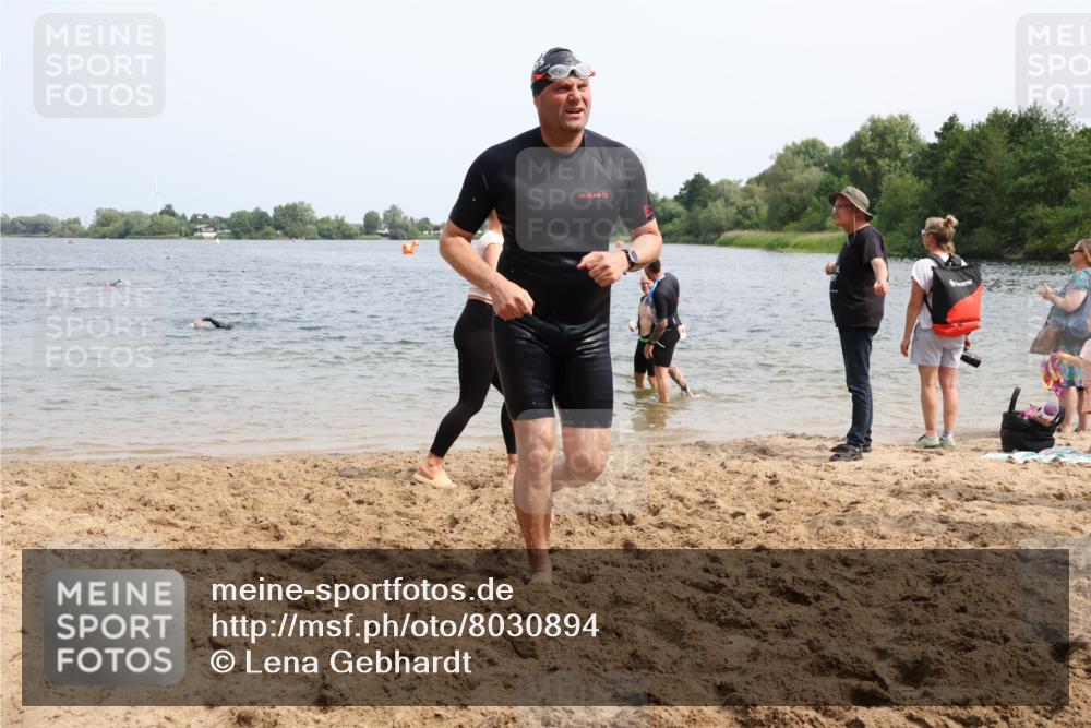 15.06.2025 - 27. Vierlanden-Triathlon Lena Gebhardt http://msf.ph/oto/8030894 15.06.2025 11:08:47 Schwimmen 671, 703, 720, 852, 863 meine-sportfotos.de