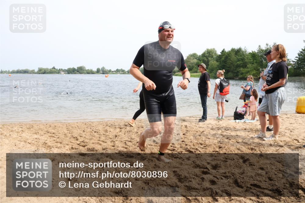 15.06.2025 - 27. Vierlanden-Triathlon Lena Gebhardt http://msf.ph/oto/8030896 15.06.2025 11:08:47 Schwimmen 671, 703, 720, 852, 863 meine-sportfotos.de