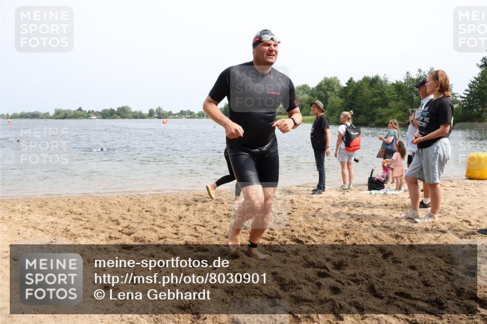 15.06.2025 - 27. Vierlanden-Triathlon Lena Gebhardt http://msf.ph/oto/8030901 15.06.2025 11:08:47 Schwimmen 671, 703, 720, 852, 863 meine-sportfotos.de