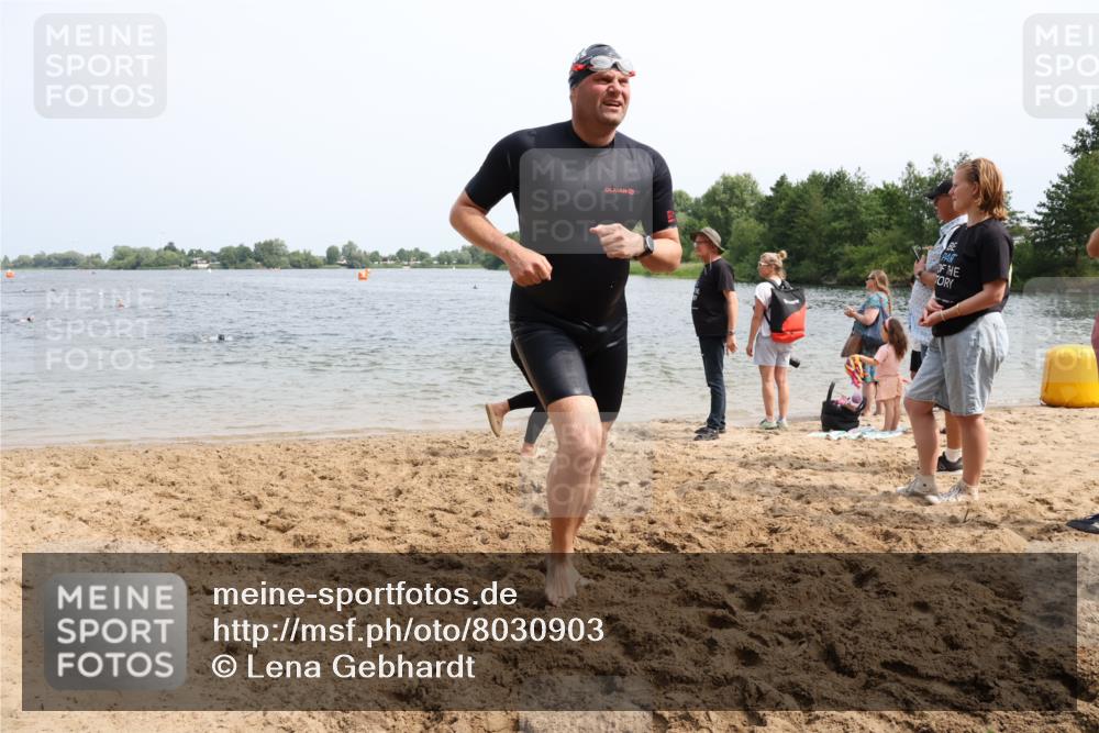 15.06.2025 - 27. Vierlanden-Triathlon Lena Gebhardt http://msf.ph/oto/8030903 15.06.2025 11:08:47 Schwimmen 671, 703, 720, 852, 863 meine-sportfotos.de