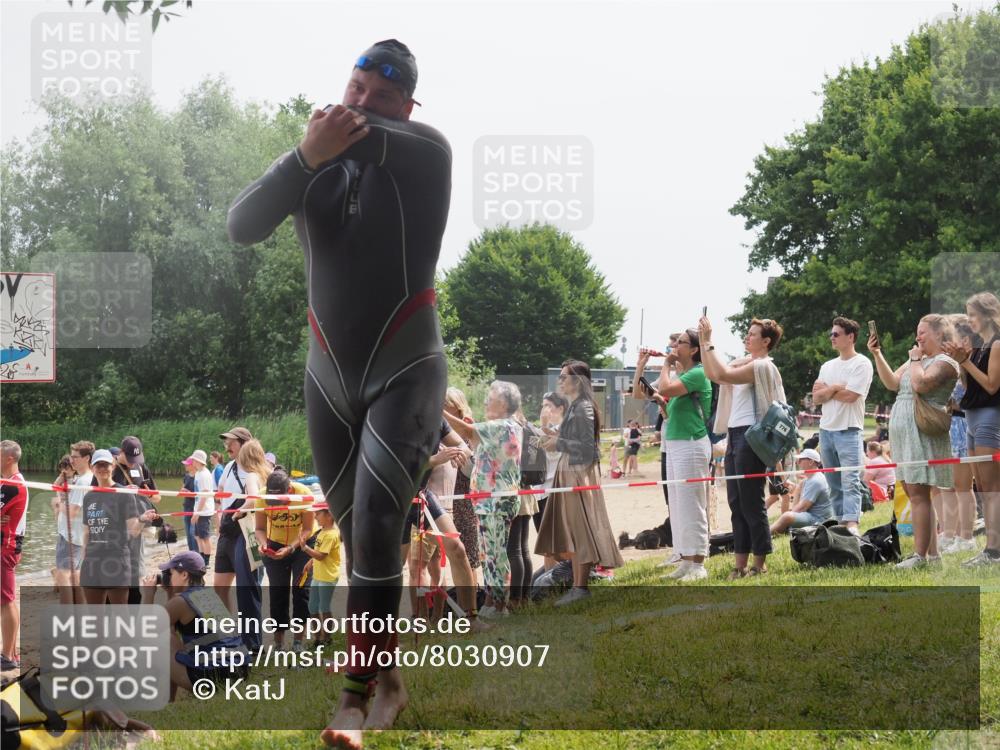 15.06.2025 - 27. Vierlanden-Triathlon KatJ http://msf.ph/oto/8030907 15.06.2025 11:08:37 Schwimmen 703, 719, 750, 820, 835, 836, 863 meine-sportfotos.de