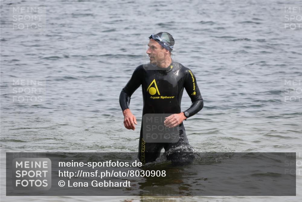 15.06.2025 - 27. Vierlanden-Triathlon Lena Gebhardt http://msf.ph/oto/8030908 15.06.2025 11:08:58 Schwimmen 811, 816 meine-sportfotos.de