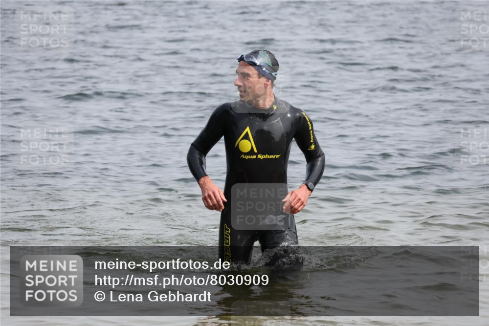 15.06.2025 - 27. Vierlanden-Triathlon Lena Gebhardt http://msf.ph/oto/8030909 15.06.2025 11:08:58 Schwimmen 811, 816 meine-sportfotos.de