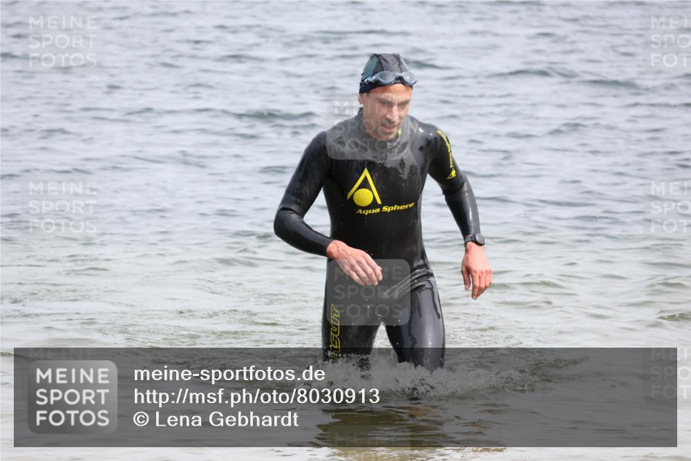 15.06.2025 - 27. Vierlanden-Triathlon Lena Gebhardt http://msf.ph/oto/8030913 15.06.2025 11:08:59 Schwimmen 811, 816 meine-sportfotos.de