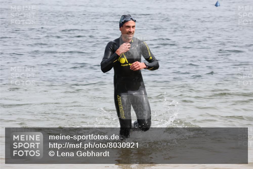15.06.2025 - 27. Vierlanden-Triathlon Lena Gebhardt http://msf.ph/oto/8030921 15.06.2025 11:09:01 Schwimmen 811, 816 meine-sportfotos.de