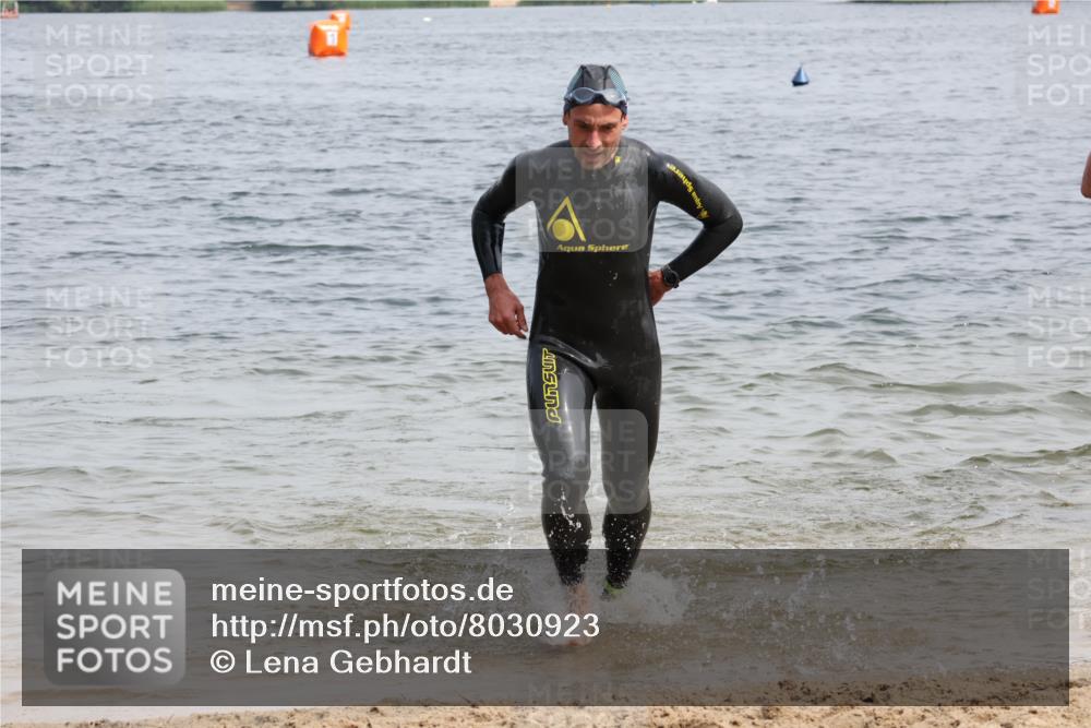 15.06.2025 - 27. Vierlanden-Triathlon Lena Gebhardt http://msf.ph/oto/8030923 15.06.2025 11:09:02 Schwimmen 811, 816 meine-sportfotos.de
