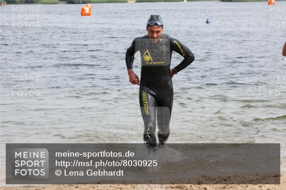 15.06.2025 - 27. Vierlanden-Triathlon Lena Gebhardt http://msf.ph/oto/8030925 15.06.2025 11:09:02 Schwimmen 811, 816 meine-sportfotos.de