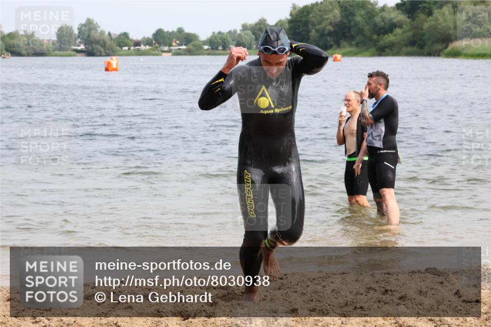 15.06.2025 - 27. Vierlanden-Triathlon Lena Gebhardt http://msf.ph/oto/8030938 15.06.2025 11:09:04 Schwimmen 776, 811, 816, 846 meine-sportfotos.de
