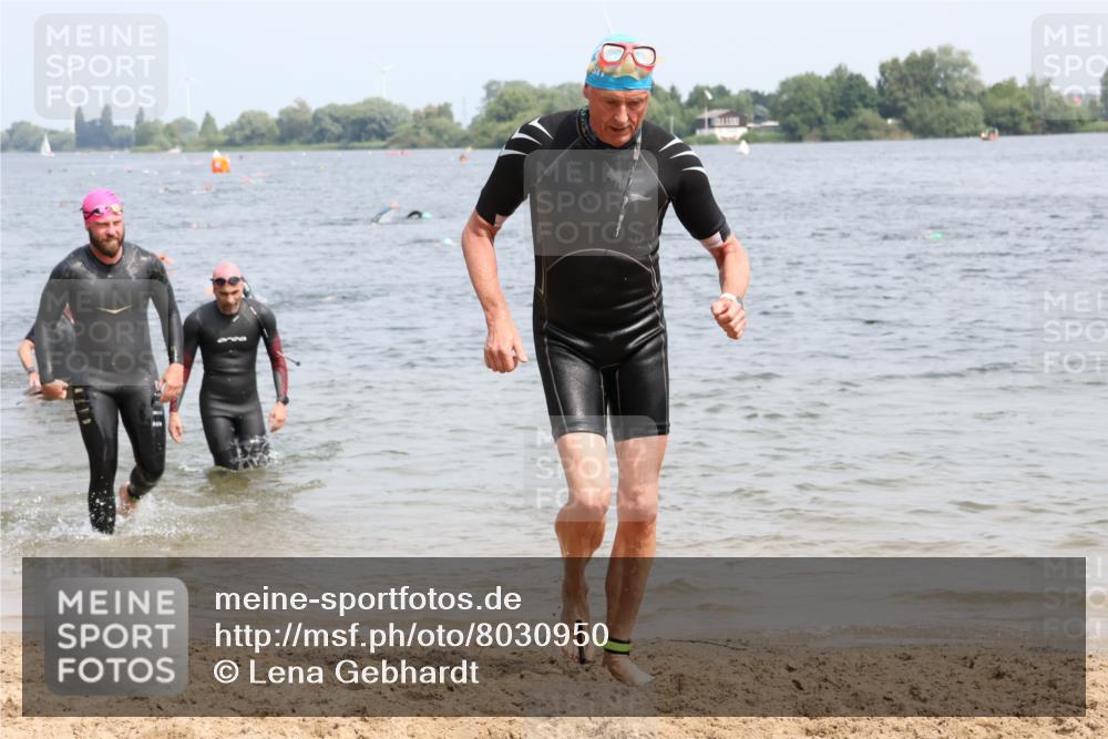 15.06.2025 - 27. Vierlanden-Triathlon Lena Gebhardt http://msf.ph/oto/8030950 15.06.2025 11:09:06 Schwimmen 776, 811, 816, 846 meine-sportfotos.de
