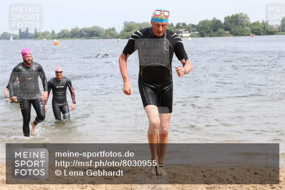 15.06.2025 - 27. Vierlanden-Triathlon Lena Gebhardt http://msf.ph/oto/8030955 15.06.2025 11:09:06 Schwimmen 776, 811, 816, 846 meine-sportfotos.de