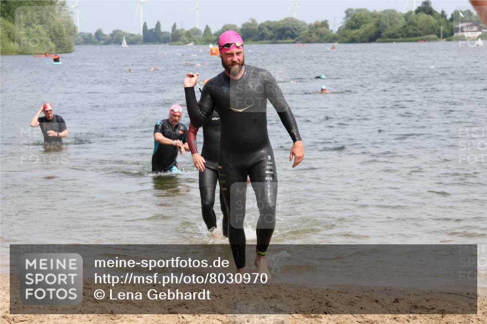 15.06.2025 - 27. Vierlanden-Triathlon Lena Gebhardt http://msf.ph/oto/8030970 15.06.2025 11:09:08 Schwimmen 776, 811, 816, 829, 846 meine-sportfotos.de
