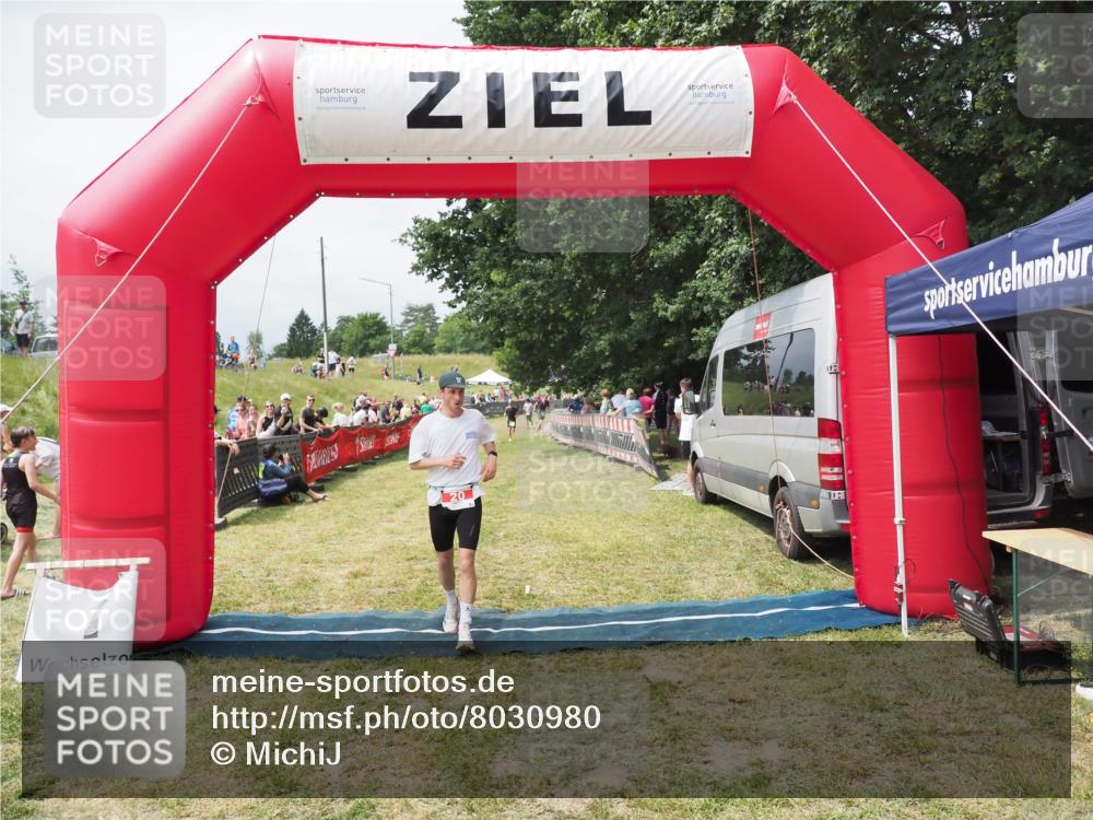 21.06.2025 - 27. Vierlanden-Triathlon MichiJ http://msf.ph/oto/8030980 15.06.2026 12:41:39 Ziel 20, 27 meine-sportfotos.de