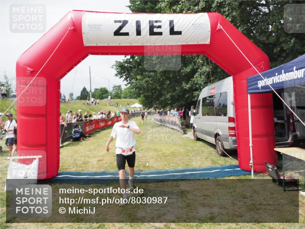 21.06.2025 - 27. Vierlanden-Triathlon MichiJ http://msf.ph/oto/8030987 15.06.2026 12:41:40 Ziel 20, 27 meine-sportfotos.de