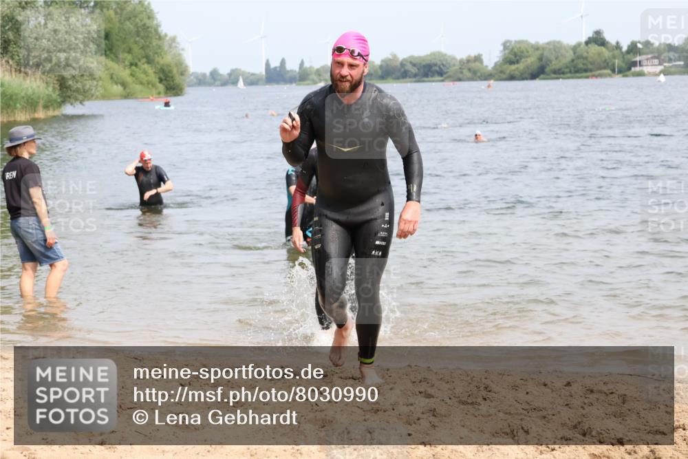 15.06.2025 - 27. Vierlanden-Triathlon Lena Gebhardt http://msf.ph/oto/8030990 15.06.2025 11:09:09 Schwimmen 776, 811, 816, 829, 846 meine-sportfotos.de