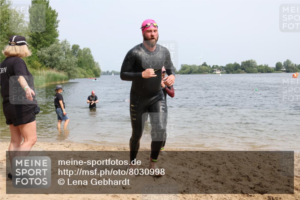 15.06.2025 - 27. Vierlanden-Triathlon Lena Gebhardt http://msf.ph/oto/8030998 15.06.2025 11:09:11 Schwimmen 776, 811, 816, 829, 846 meine-sportfotos.de