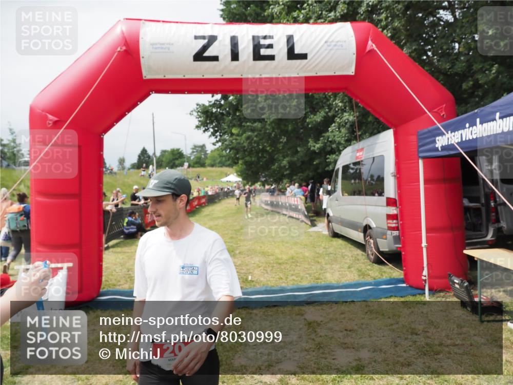 21.06.2025 - 27. Vierlanden-Triathlon MichiJ http://msf.ph/oto/8030999 15.06.2026 12:41:42 Ziel 20, 753 meine-sportfotos.de