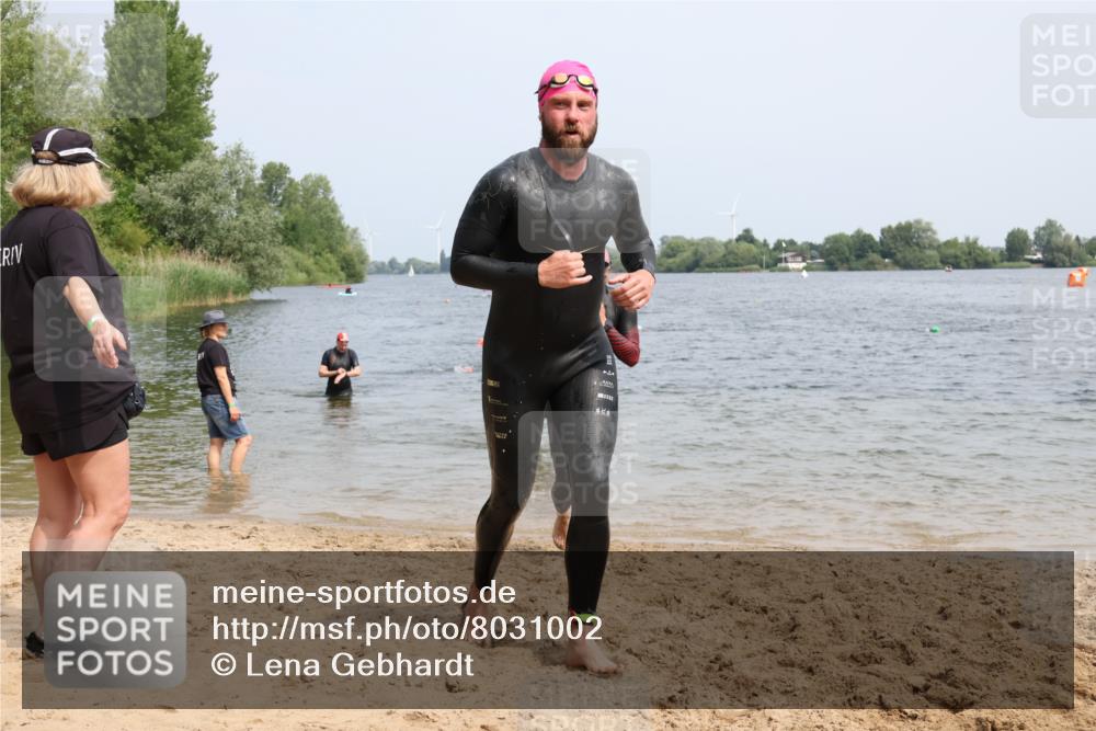 15.06.2025 - 27. Vierlanden-Triathlon Lena Gebhardt http://msf.ph/oto/8031002 15.06.2025 11:09:12 Schwimmen 776, 811, 816, 829, 846 meine-sportfotos.de