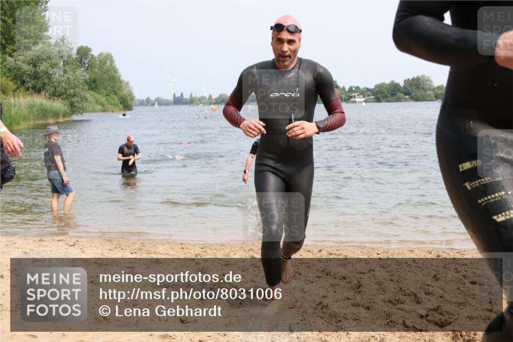 15.06.2025 - 27. Vierlanden-Triathlon Lena Gebhardt http://msf.ph/oto/8031006 15.06.2025 11:09:13 Schwimmen 776, 811, 816, 829, 846 meine-sportfotos.de