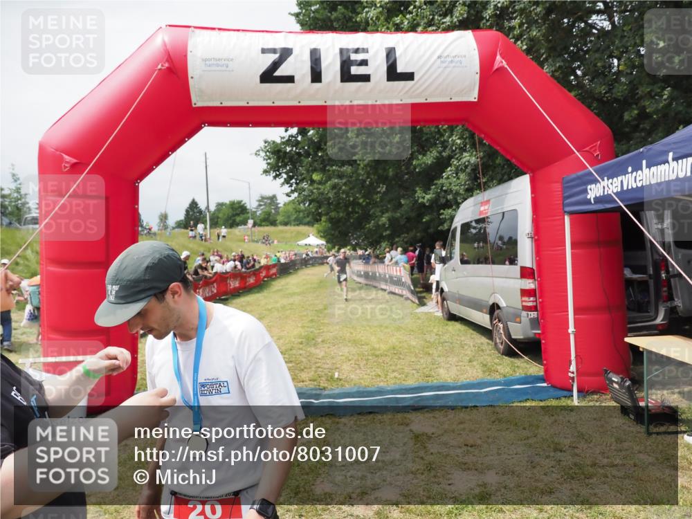21.06.2025 - 27. Vierlanden-Triathlon MichiJ http://msf.ph/oto/8031007 15.06.2026 12:41:43 Ziel 20, 753 meine-sportfotos.de