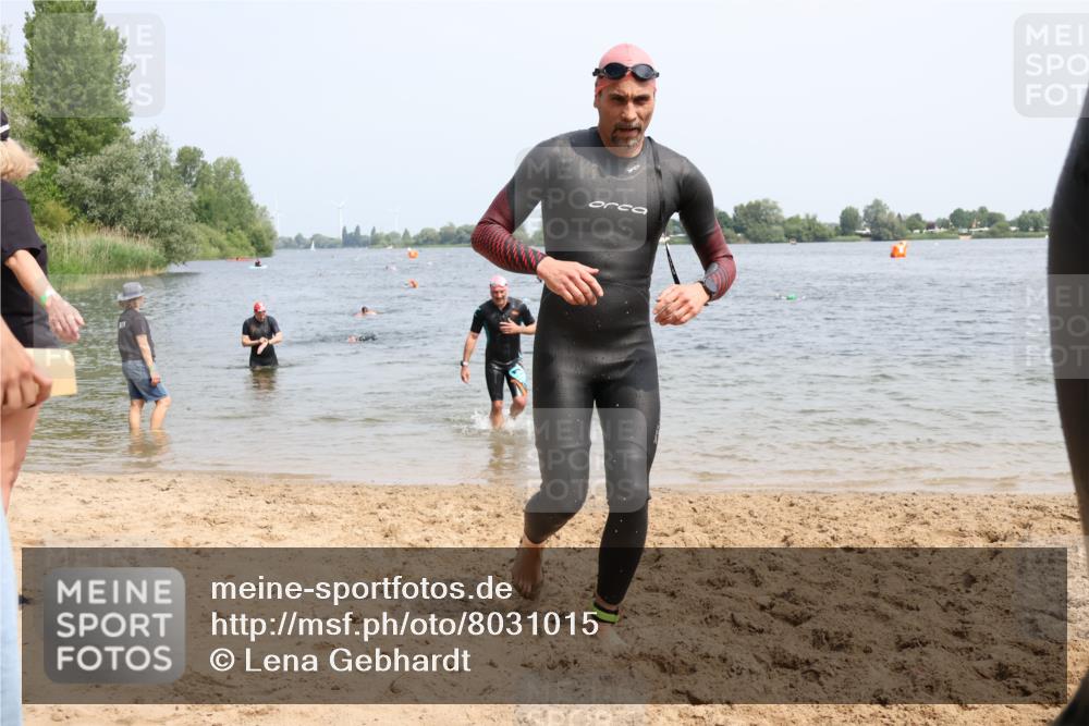 15.06.2025 - 27. Vierlanden-Triathlon Lena Gebhardt http://msf.ph/oto/8031015 15.06.2025 11:09:14 Schwimmen 776, 811, 816, 829, 846 meine-sportfotos.de