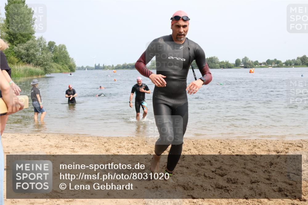 15.06.2025 - 27. Vierlanden-Triathlon Lena Gebhardt http://msf.ph/oto/8031020 15.06.2025 11:09:14 Schwimmen 776, 811, 816, 829, 846 meine-sportfotos.de